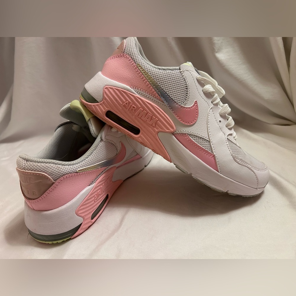 Nike Air Max Excee (GS) in White Arctic Punch Colorway size 5Y/6.5 Women’s